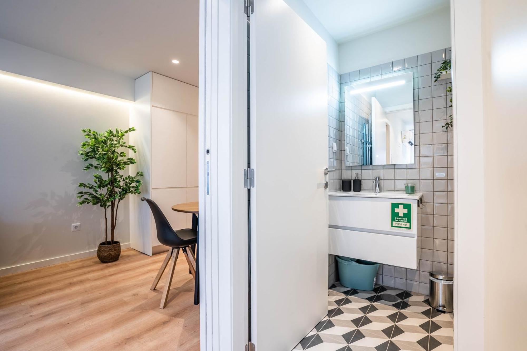 Trindade Bliss: 1Br W/ Free Parking By Lovelystay ポルト エクステリア 写真
