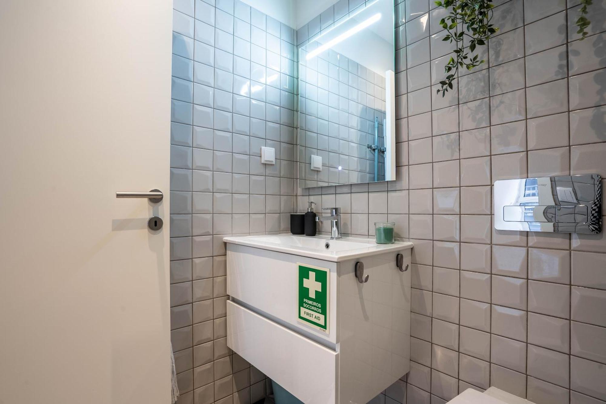 Trindade Bliss: 1Br W/ Free Parking By Lovelystay ポルト エクステリア 写真
